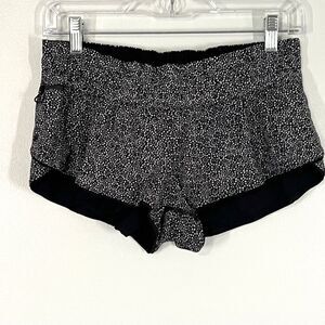 Lululemon Reversible Surf Short II 6 Freckle Flower Black White & Black